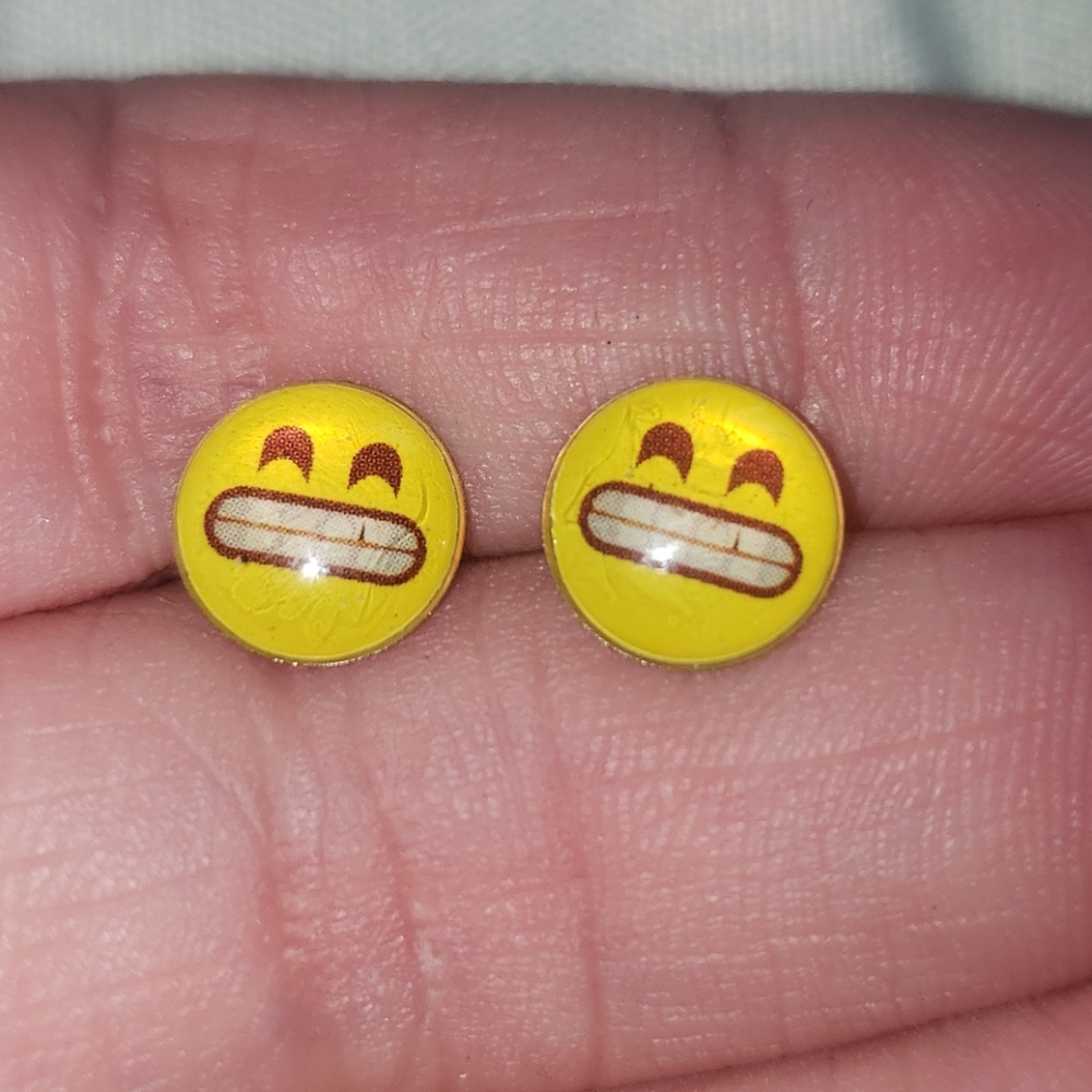 💕free💕 with purchase Emoji earrings